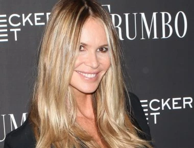 Επική τούμπα της Ελ Μακφέρσον: Παραπάτησε και έπεσε μπροστά στους φωτογράφους (βίντεο)